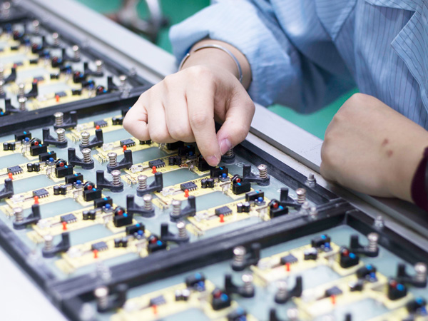 What are the characteristics of SMT surface mount processing? Why can it make electronic products more efficient and reliable?